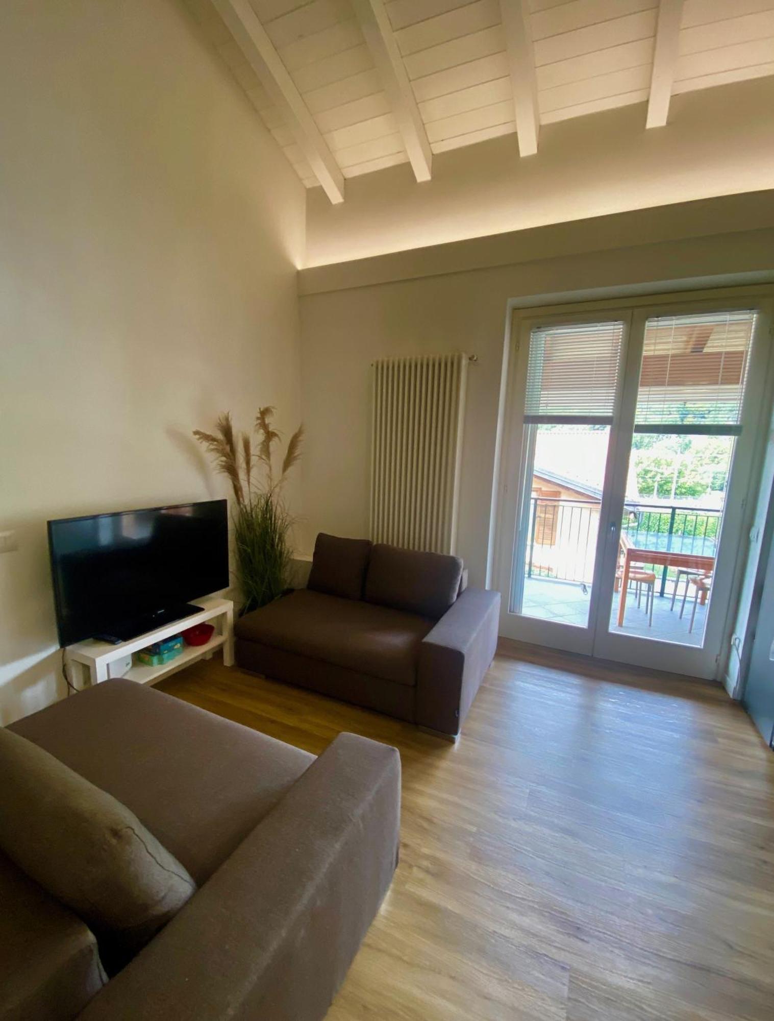 Modern Apartment With Terrace And Mezzanine Floor Colico Eksteriør billede